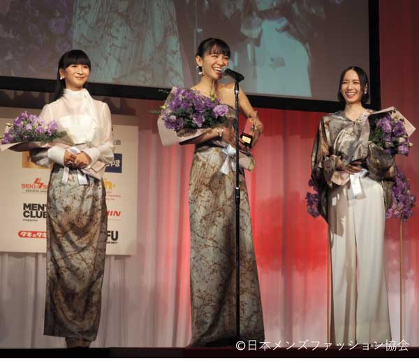 Perfumeさんの花束贈呈の写真