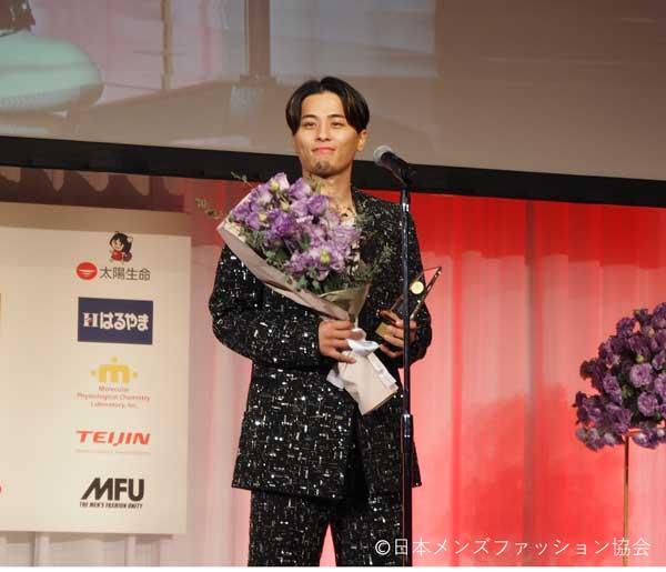 富樫勇樹さんの花束贈呈の写真
