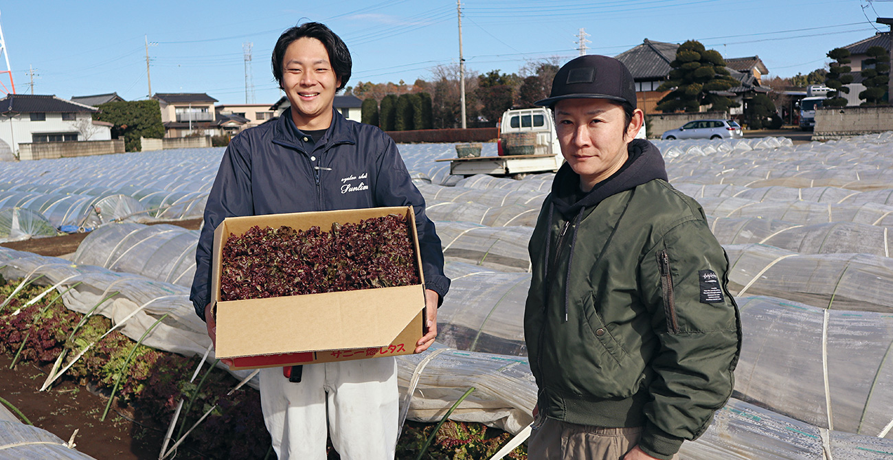 左からJA茨城むつみ営農経済部門の新井皓大さんと「アイスルージュ」を栽培する株式会社大越青果の大越裕貴さん。