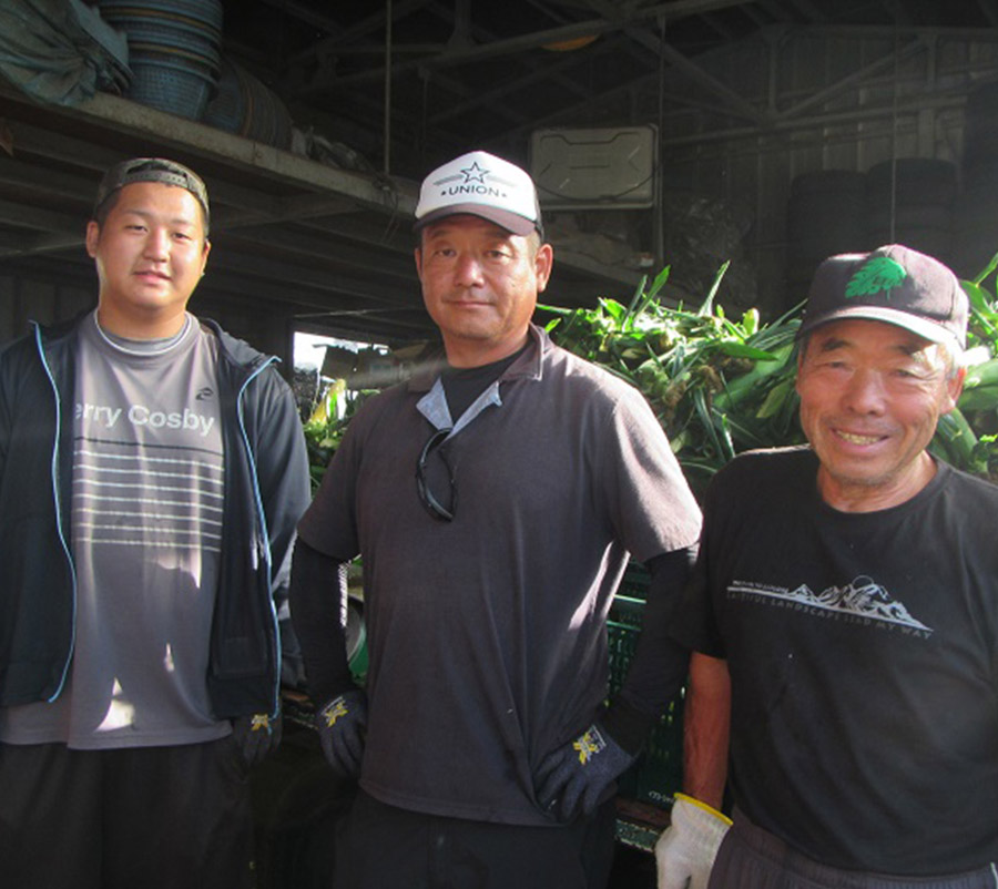 父の松二郎さん（右）、息子の拓磨さん（左）とともに、親子3代で農家を営む。