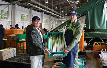 南部営農経済センター長の斉藤和弘さん（右）は、ネギの効率的な出荷を目指す。