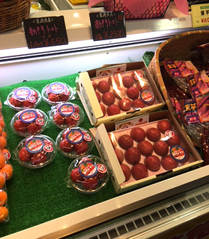 宮崎空港のお土産コーナーでも新門さんのトマトが販売されているのを発見。