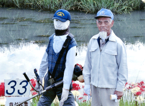 平成7年より22年、坂口谷川の景観緑化に取り組まれている粂田雅史会長。