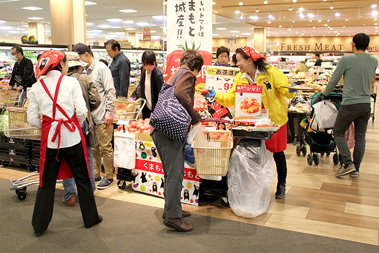 盛況だった試食販売。JA熊本うきでは今後も生産者自らが現地に赴いての試食販売など販促を行いたい考え。