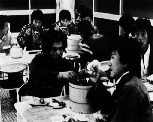 寮で夕食を囲んでの楽しいひと時（1977年）