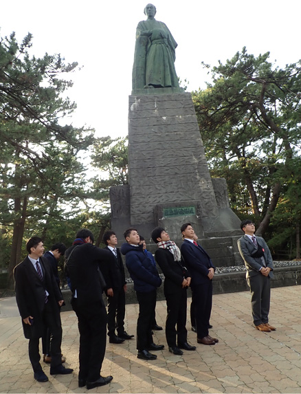 平成31年1月、桂浜を見下ろす坂本龍馬銅像前にて。