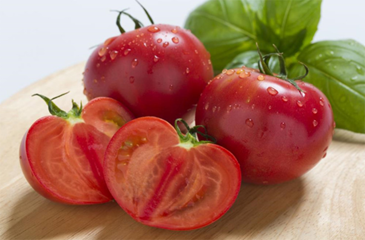 低段密植栽培で作られた宮崎県産「桃太郎ヨーク」。全国的にも日照時間の長い宮崎県の太陽の恵みをいっぱいに受け、じっくりと甘み、うまみを蓄えたフルーツトマトトマトです