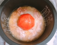 トマトをまるごと炊飯器へドン！