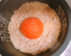 炊き上がると、トマトのうまみがごはんにしみ込む。