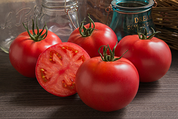 「桃太郎ネクスト」は低温・少日照下での生育安定性と耐暑性をもち、長期栽培で多収を狙える強勢さを目標に開発された品種。硬玉で肥大のよい冬春用トマトです。