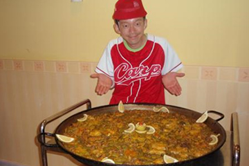 スペインのトマト祭りの取材で現地に行ったとき、ホテルの食事に巨大パエリアが出てきました。いったい何人分あるんでしょうねえ。