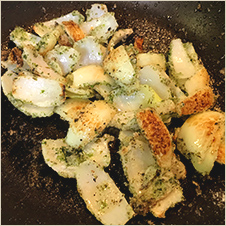 サラダ油をフライパンに引き�Bをきつね色になるまで揚げ焼きします。
