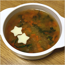 お皿にスープの素を入れ上からお湯を入れてもよし、子供用のコンソメスープを入れても、よりコクのあるスープになります。