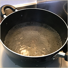 鍋にお湯を沸かしておきます。