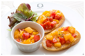 ２種のトマトのブルスケッタの料理写真