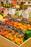 店舗の中央を占める野菜コーナー。「桃太郎ゴールド」は並べた直後から飛ぶような売れ行きを見せる。